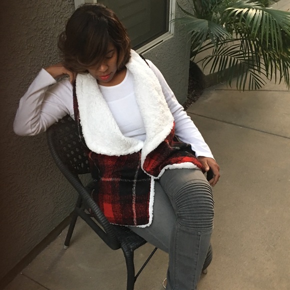 REAGAN Sherpa Plaid Open-Front Vest - Picture 3 of 6